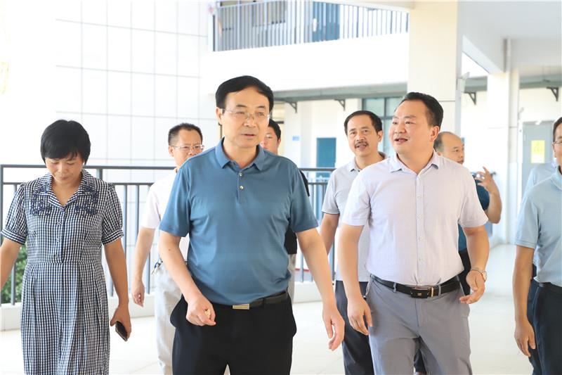 縣委副書(shū)記、縣長(cháng)陸志前一行蒞臨我校調研指導工作